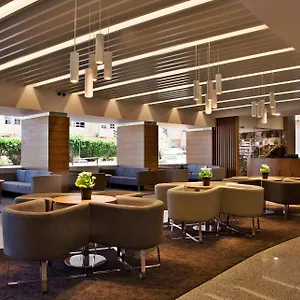 Ramada By Wyndham מלון